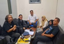 Abah Lawyer Banten atau Nandang Wirakusumah SH bertemu dengan keluarga Isma MS, mahasiswi Poltekkes Banten. Foto: Ucu