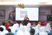 Bethany Holt dari Havard Medical School tengah menyampaikan kuliah umum. Foto: Saepudin Zuhri