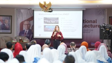 Bethany Holt dari Havard Medical School tengah menyampaikan kuliah umum. Foto: Saepudin Zuhri