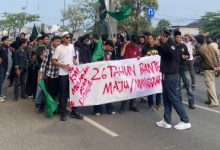 Kumala berunjuk rasa di DPRD Banten saat HUT Banten. Foto Nana Amdan