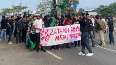 Kumala berunjuk rasa di DPRD Banten saat HUT Banten. Foto Nana Amdan