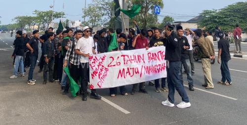 Kumala berunjuk rasa di DPRD Banten saat HUT Banten. Foto Nana Amdan