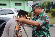 Dandim 0602 Serang, Letkol Arm Catur Prasetya kalungkan bunga ke Kapolres Serang, AKBP Wiwin Setiawan. Foto: Yono