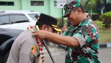 Dandim 0602 Serang, Letkol Arm Catur Prasetya kalungkan bunga ke Kapolres Serang, AKBP Wiwin Setiawan. Foto: Yono