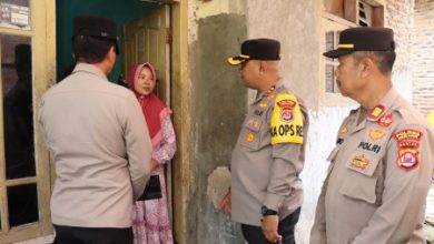 Kapolres Serang, AKBP Candra Sasongko mengunjungi keluarga pengawas TPS yang meninggal saat menjalankan tugas. Foto: Yono