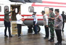 Presiden Jokowi tiba di Merak menggunakan helikopter. Foto: Biro Adpim Banten