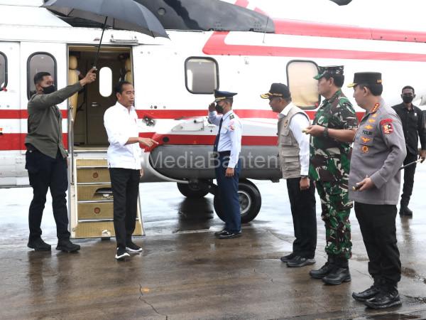 Presiden Jokowi tiba di Merak menggunakan helikopter. Foto: Biro Adpim Banten
