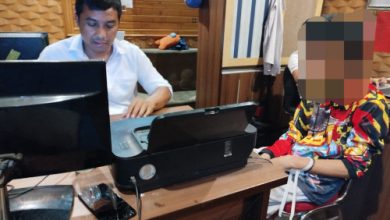 Kurir narkoba sedang diperiksa di Polres Serang. Foto: Yono