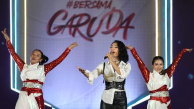 Penyanyi Wika Salim nynyikan lagu Berama Garuda bergenre dangdut. Foto: Web pssi