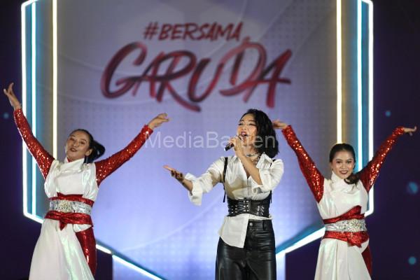Penyanyi Wika Salim nynyikan lagu Berama Garuda bergenre dangdut. Foto: Web pssi