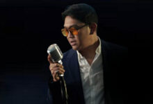 Dudy Oris menyanyikan lagu Aku Menunggumu. Foto: M Fahdli