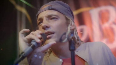 Antonino Salermo, Warga Sisilia, Italia tengah menyanyikan lagu Raja Pareman. Foto: M Fahdli