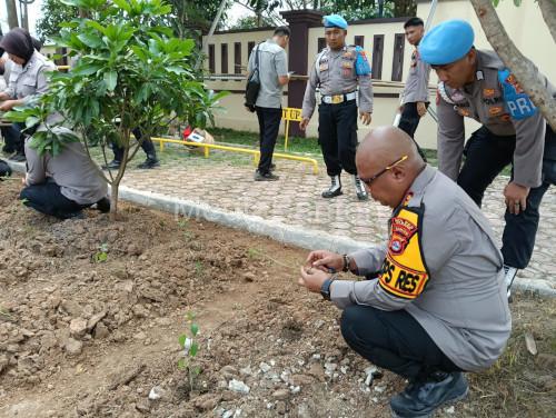 Kapolres Serang, AKBP Condro Sasongko memanfaatkan lahan tidur. Foto: Yono