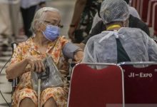 Seorang lansia tengah diperiksa kesehatannya. Foto Antara