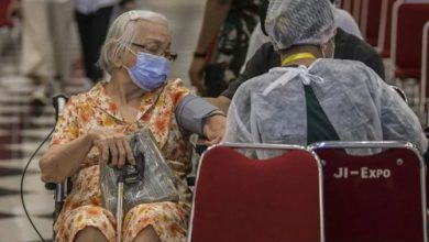 Seorang lansia tengah diperiksa kesehatannya. Foto Antara