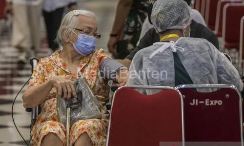 Seorang lansia tengah diperiksa kesehatannya. Foto Antara