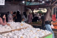 Sebagian warga Cilegon berburu buah-buahan sambil ngabuburit. Foto Daeng Yusvin