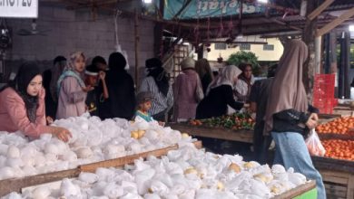 Sebagian warga Cilegon berburu buah-buahan sambil ngabuburit. Foto Daeng Yusvin