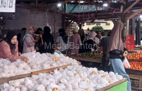 Sebagian warga Cilegon berburu buah-buahan sambil ngabuburit. Foto Daeng Yusvin