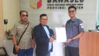 Laporan ke Bawaslu soal dugaan istri Cawabup Serang. Foto: Yono