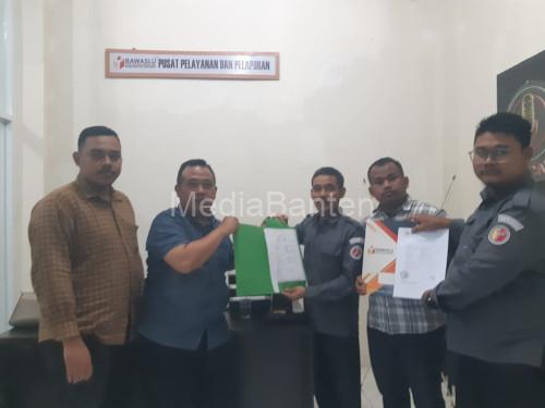 Laporan Tim Advokasi Pendukung Demokrasi ke Bawaslu Kabupaten Serang. Foto: Budi Wahyu Iskandar