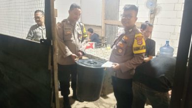 Minuman keras dari lapo tuak di Ciruas disita polisi dari Polsek Ciruas. Foto: Yono