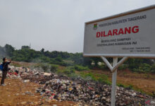 Pembuangan sampah di TPS liar di Kabupaten Tangerang. Foto: Antara