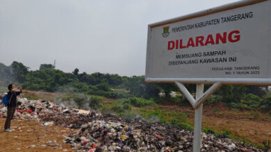 Pembuangan sampah di TPS liar di Kabupaten Tangerang. Foto: Antara