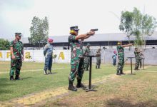 Danmenkav 2 Mar dan jajarannya berlatih menembak pistol. Foto: Ahmad Munawir - Menkav 2 Mar
