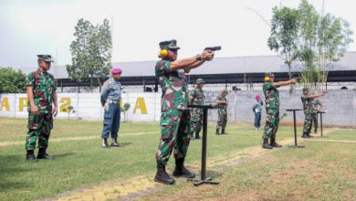 Danmenkav 2 Mar dan jajarannya berlatih menembak pistol. Foto: Ahmad Munawir - Menkav 2 Mar