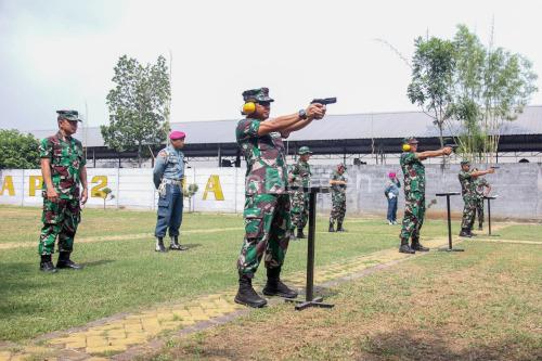 Danmenkav 2 Mar dan jajarannya berlatih menembak pistol. Foto: Ahmad Munawir - Menkav 2 Mar
