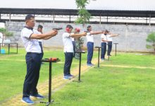 Perwira Yonkapa 2 Mar latihan tembak pistol. Foto: Ahmad Munawir - Menkav 2 Mar