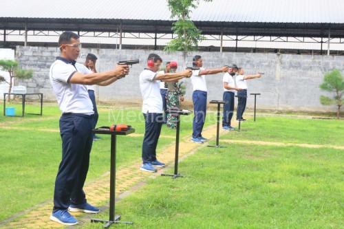 Perwira Yonkapa 2 Mar latihan tembak pistol. Foto: Ahmad Munawir - Menkav 2 Mar