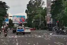 "Lautan Sampah" yang tersisa dari aksi unjuk rasa buruh di Pendopo Bupati Serang. foto Daeng Yusvin