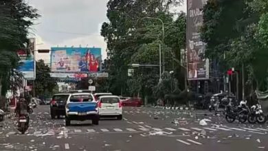 "Lautan Sampah" yang tersisa dari aksi unjuk rasa buruh di Pendopo Bupati Serang. foto Daeng Yusvin
