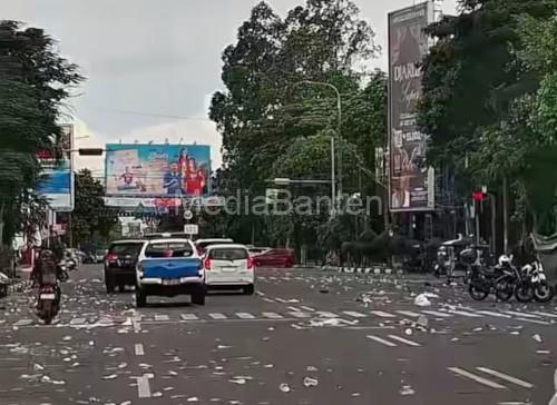 "Lautan Sampah" yang tersisa dari aksi unjuk rasa buruh di Pendopo Bupati Serang. foto Daeng Yusvin