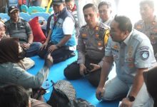 Direktur Kepatuhan Jasa Raharja, Harwan Mawardi berbicara dengan pemudik. Foto Antara