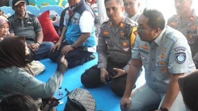 Direktur Kepatuhan Jasa Raharja, Harwan Mawardi berbicara dengan pemudik. Foto Antara