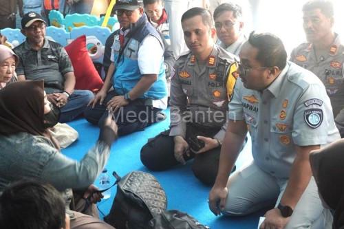 Direktur Kepatuhan Jasa Raharja, Harwan Mawardi berbicara dengan pemudik. Foto Antara