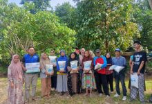 Par apenerima bantuan dari Laznas Rumah Yatim. Foto Ridho RY