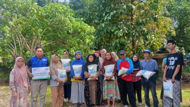 Par apenerima bantuan dari Laznas Rumah Yatim. Foto Ridho RY