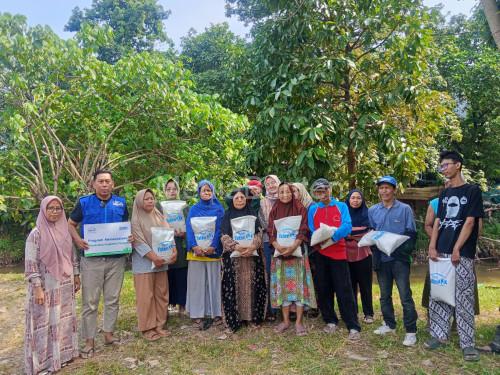 Par apenerima bantuan dari Laznas Rumah Yatim. Foto Ridho RY