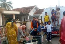 Pendistribusian air bersih pada warga Lebak terdampak kekeringan. Foto Antara