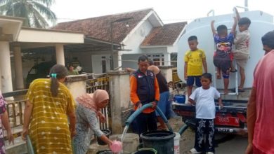 Pendistribusian air bersih pada warga Lebak terdampak kekeringan. Foto Antara
