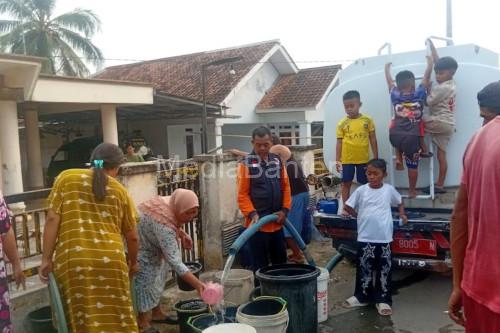 Pendistribusian air bersih pada warga Lebak terdampak kekeringan. Foto Antara