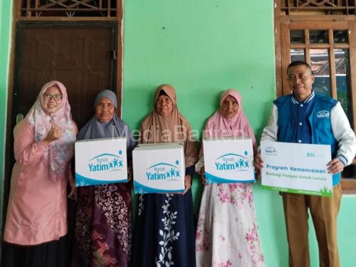 Penyaluran bantuan bahan pokok dari Lembaga Amil Zakat Nasional Rumah Yatim. Foto: Ridho Nur