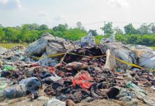Tumpukan limbah B3 Medis dekat sebuah perumahan di Walantaka, Kota Serang. foto: Antara