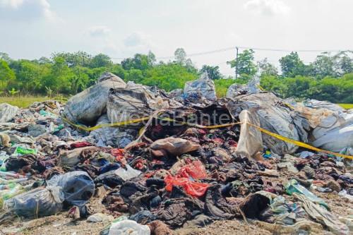 Tumpukan limbah B3 Medis dekat sebuah perumahan di Walantaka, Kota Serang. foto: Antara