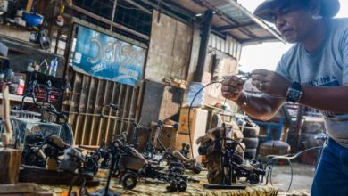 Limbah logam yang diubah jadi karya seni tinggi oleh warga Cilegon. Foto: Antara