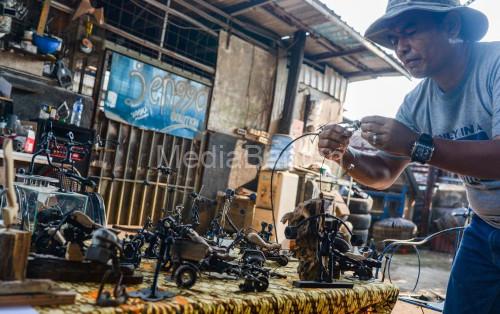 Limbah logam yang diubah jadi karya seni tinggi oleh warga Cilegon. Foto: Antara